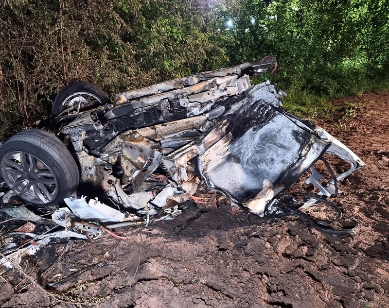 BMW X3 imposibil de recunoscut după ce s-a rupt în două și a luat foc. Un tată și fiul lui de 12 ani au murit în accidentul din Germania