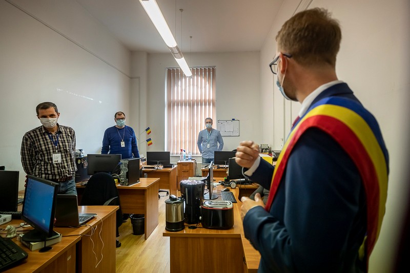 În birourile în care angajaţii îl aşteaptă pe noul primar se simte o presiune protocolară