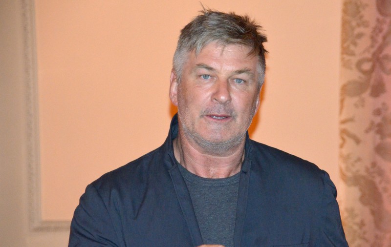 Alec Baldwin „s-a jucat” cu arma înainte de împușcătura fatală de pe platoul de filmare al peliculei „Rust”, acuză procurorii