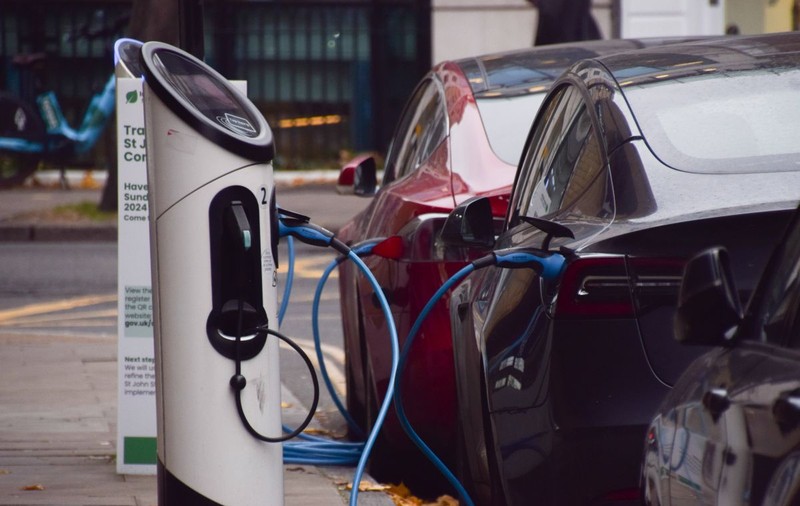 Peste 10 branduri au pierdut miliarde din cauza anulării mașinilor electrice. Ce le-a făcut să se întoarcă la motoarele pe combustie