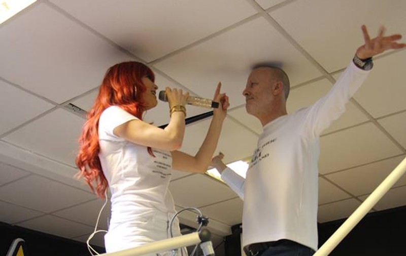 Imagini de senzație cu Elena Gheorghe! Dans pe masă cu… Andrei Gheorghe!