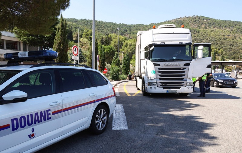 Amendă din 13 cuvinte pentru un șofer român de TIR care are de plătit milioane de euro în Franța și trebuie să stea un an la închisoare