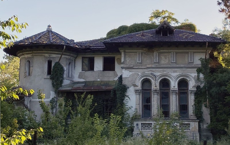 Conacul în care s-a filmat “Felix și Otilia” e abandonat de 26 de ani pe artera de lux a Bucureștiului. Ce spune ministrul culturii