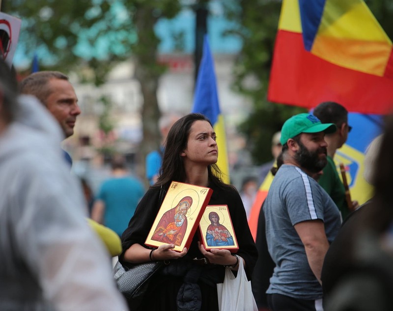 Protest antivaccinare vizavi de TNB, unde avea loc o piesă de teatru doar cu spectatori imunizați