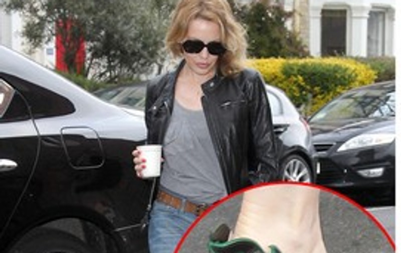 Kylie Minogue se îmbracă de la Prada! Iat-o cât este de HOT în pantofii ei cu stopuri şi flăcări! FOTO