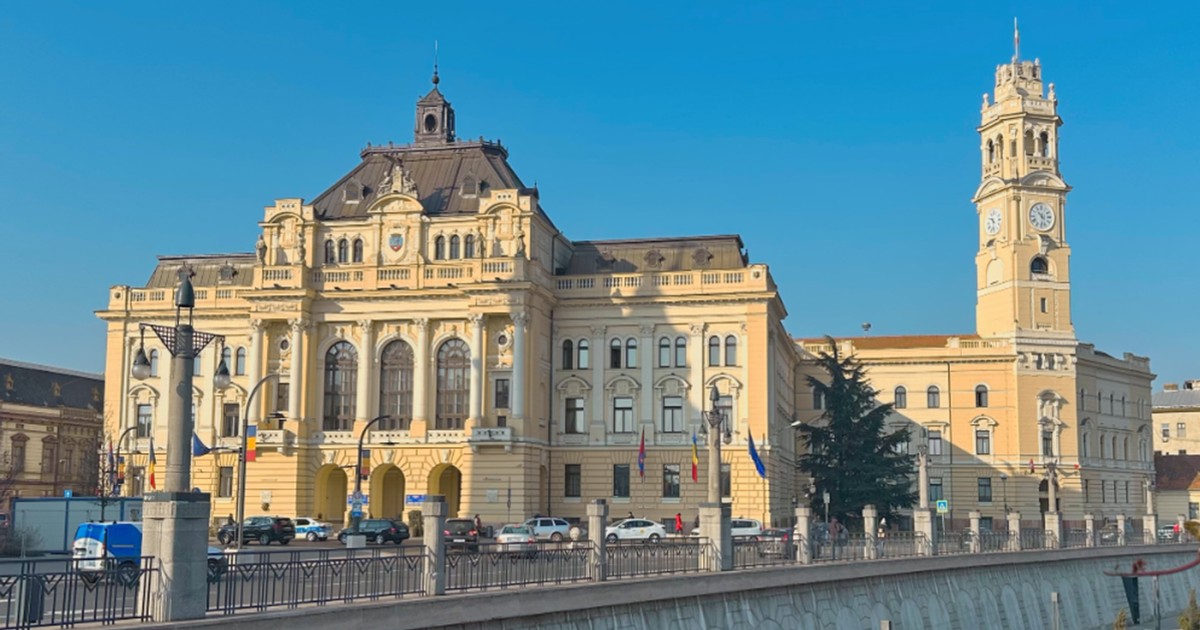 Mai multe mașini sunt parcate în fața primăriei Oradea
