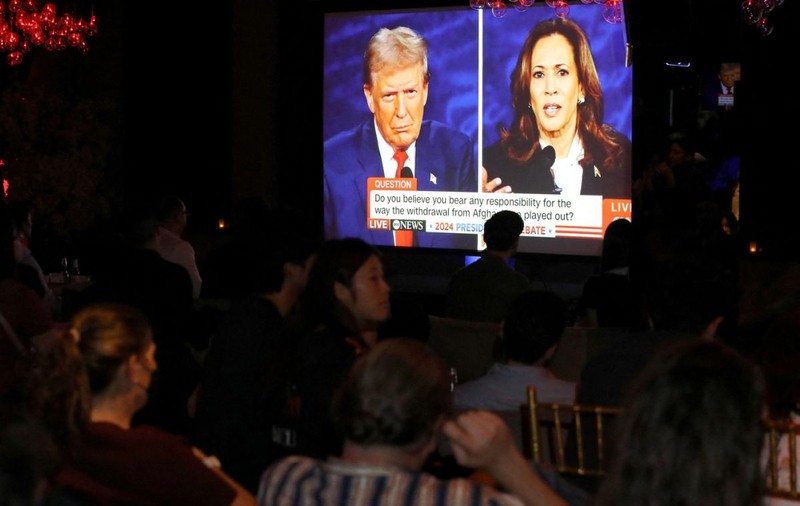 Ce au spus Kamala Harris și Donald Trump când au avut microfoanele oprite, în timpul dezbaterii