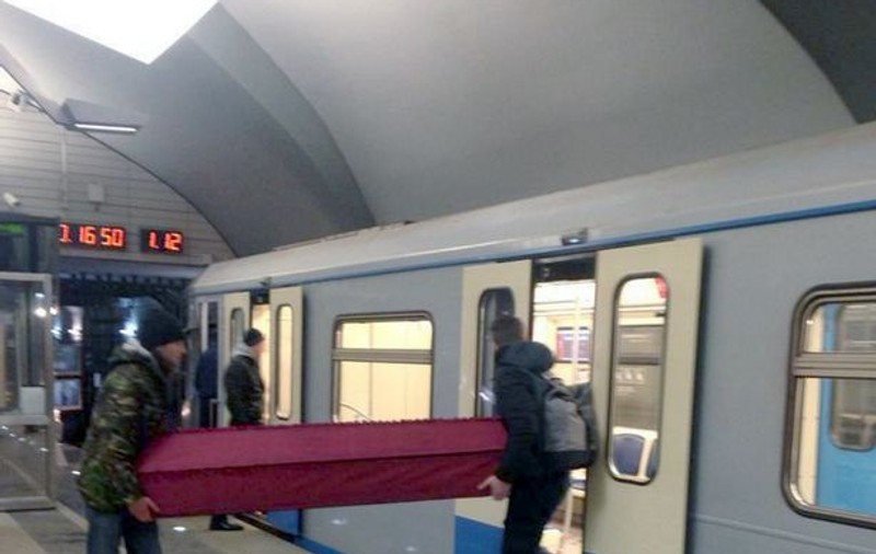 Doi ruși au mers cu un sicriu prin metroul din Moscova! Călătorii au rămas interziși