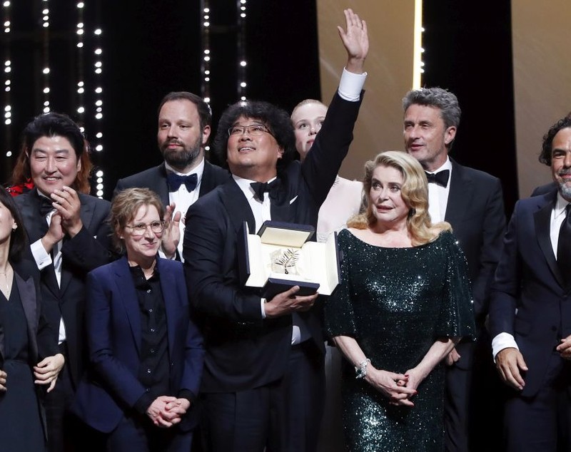 Filmul „Parasite” a câștigat trofeul Palme d'Or la Cannes 2019. Actrița celebră care i-a înmânat râvnitul premiu regizorului sud-coreean / FOTO&VIDEO