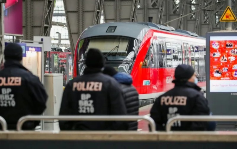 Un mecanic beat criță a condus un tren în Germania plin cu 250 de pasageri și a ratat stația