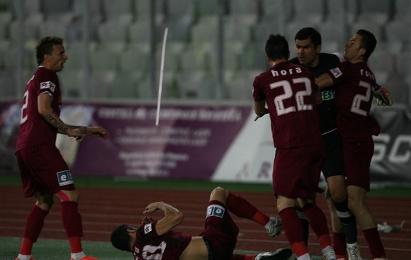 Violenţe la derby-ul Clujului. Partida a fost suspendată!