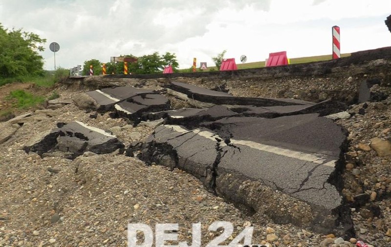 Crater adânc de trei metri, în Pasul Mesteacăn. Drumul tocmai fusese reabilitat |VIDEO