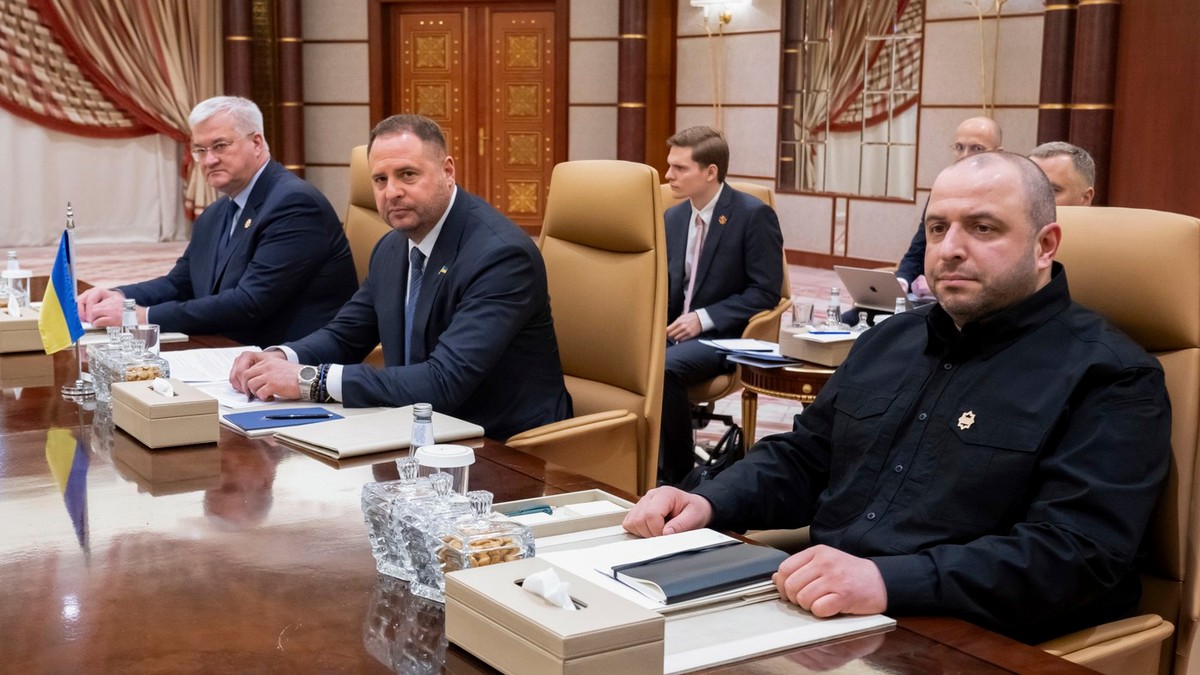 De la stânga, ministrul ucrainean de externe Andrii Sybiha, șeful biroului prezidențial ucrainean Andriy Yermak și ministrul ucrainean al apărării Rustem Umerovto, au o întâlnire cu oficiali americani, la Jeddah, Arabia Saudită, marți, 11 martie 2025.