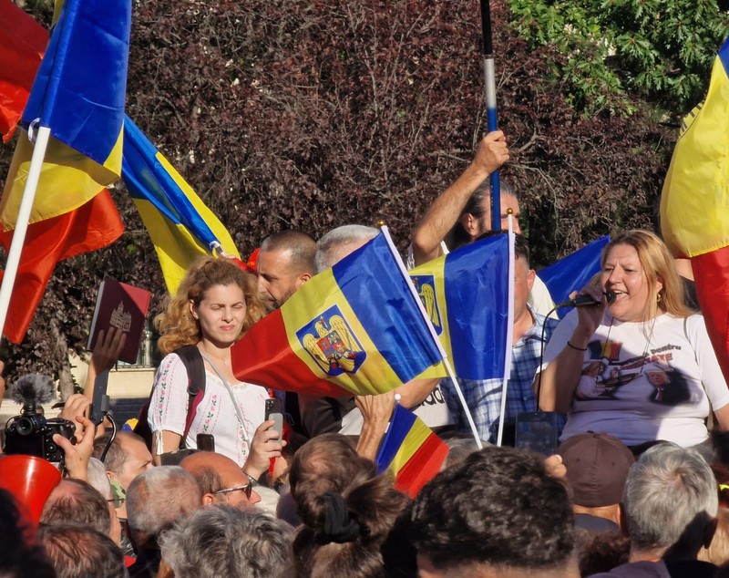Scandal între taberele Simion și Șoșoacă, la protestul AUR. Manifestanții, despărțiți de jandarmi