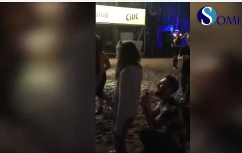 VIDEO/ Un tânăr și-a cerut iubita de soție la Electric Castle. A stat în genunchi în noroi