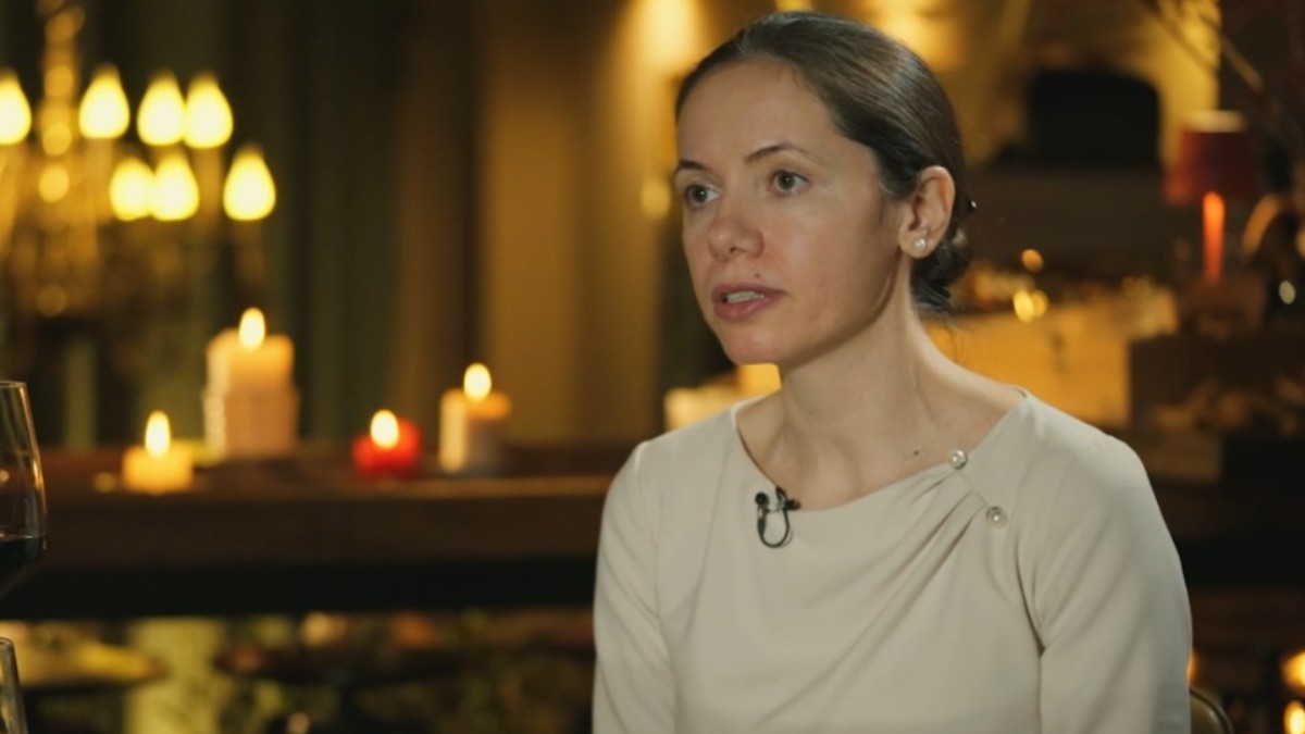 Mirabela Grădinaru, partenera de viață a lui Nicușor Dan, purtând o roche albă în timpul unui interviu