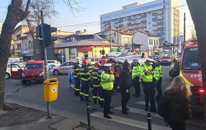 Accident rutier în București. O ambulanță cu pacient, răsturnată după o coliziune cu o mașină