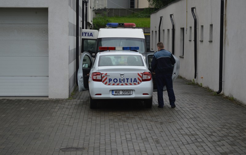 Cinci bărbați, acuzați că au violat trei minore dintr-un centru al Protecției Copilului. Au fost arestați la Huși