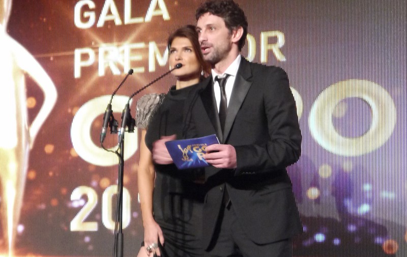 Monica Bârlădeanu o copiază pe Angelina Jolie. Care actriţă crezi că are cel mai frumos picior?