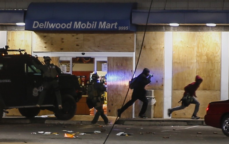 HAOS în FERGUSON! POLIȚIA, atacată de manifestanți în timpul unui protest