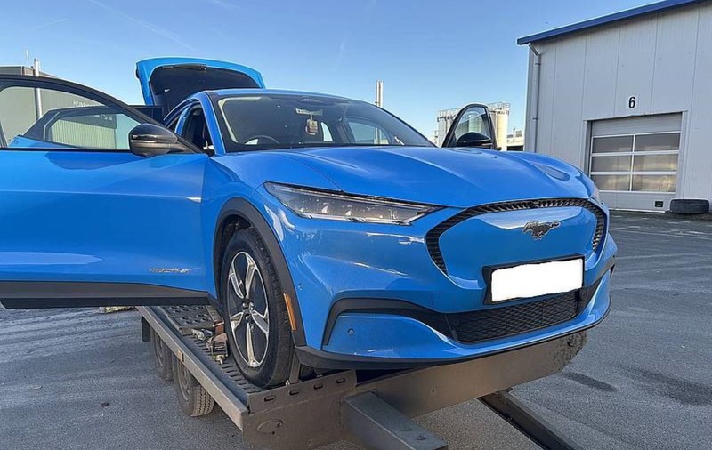 Patru români care aduceau un Ford Mustang electric în țară au rămas fără bolidul de 40.000 de euro, în Germania. Îl primesc înapoi dacă plătesc încă 12.000 de euro