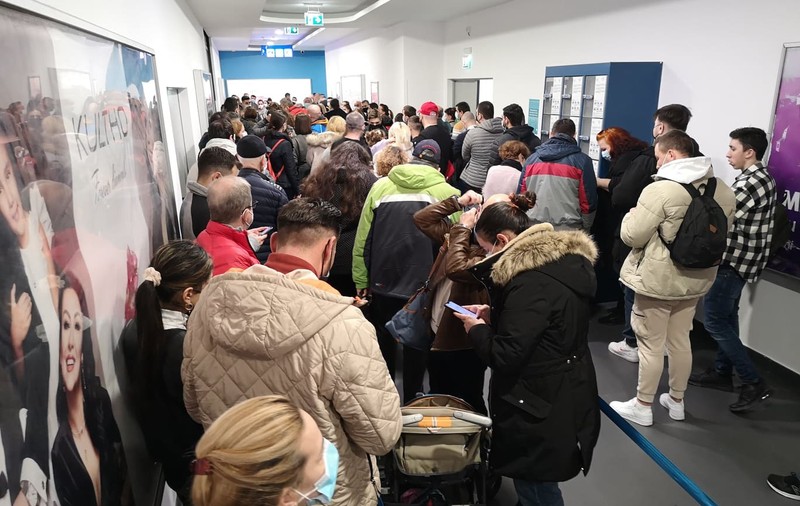 Românii stau la cozi să își facă pașaport. Cererile au crescut cu aproape 60% de la izbucnirea războiului