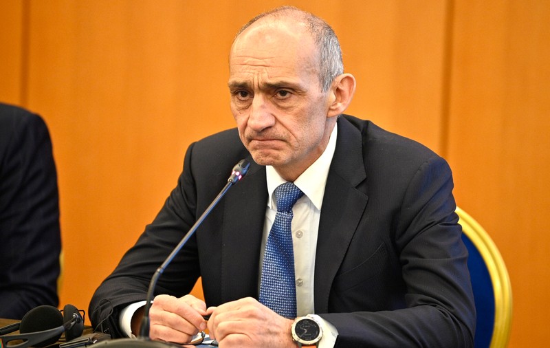 Patronul Euroins, Assen Hristov, acuză că „un angajat al SRI, Gabriel Cojocaru, care lucrează la prevenirea spălării banilor”, face parte din „haita care a ucis o companie sănătoasă, Euroins”