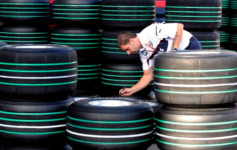 Maşinile de Formula 1 vor folosi doar pneuri Pirelli din 2011