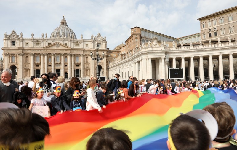 Vaticanul se opune incriminării homosexualității, afirmă un cardinal de rang înalt