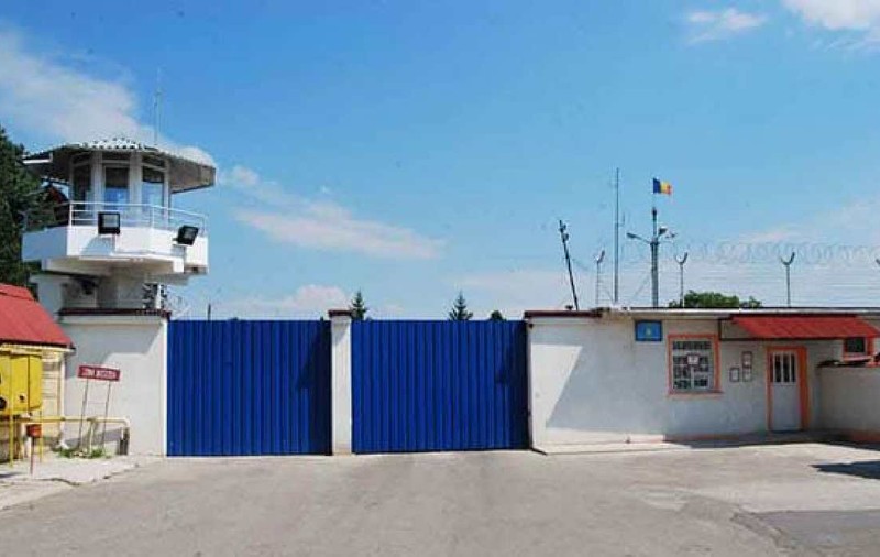 Român arestat la poarta penitenciarului din care tocmai fusese eliberat pentru a fi dus la o altă închisoare din Belgia