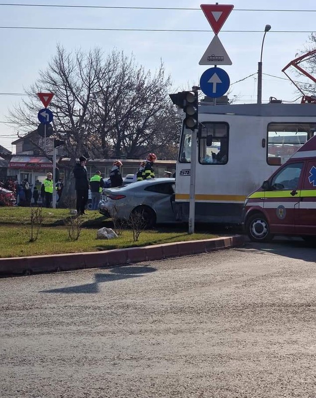 Lino Golden, accident grav în București. A avut nevoie de îngrijiri medicale, după ce mașina lui s-a ciocnit cu un tramvai