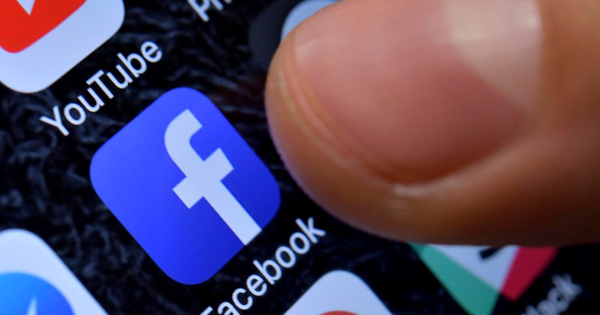Joana Hoffman, mâna dreaptă a lui Steve Jobs, acuză: ”Facebook se folosește de un drog care dă dependență, numit furie”. Aplicația Facebook pe un smartphone