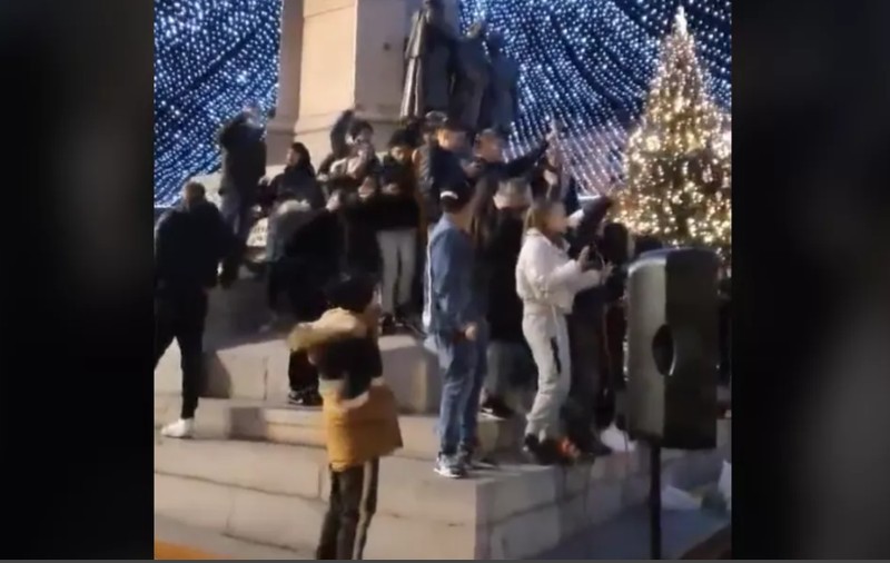 VIDEO | Chef pe soclul statuii lui Alexandru Ioan Cuza din Iași, de Ziua Națională