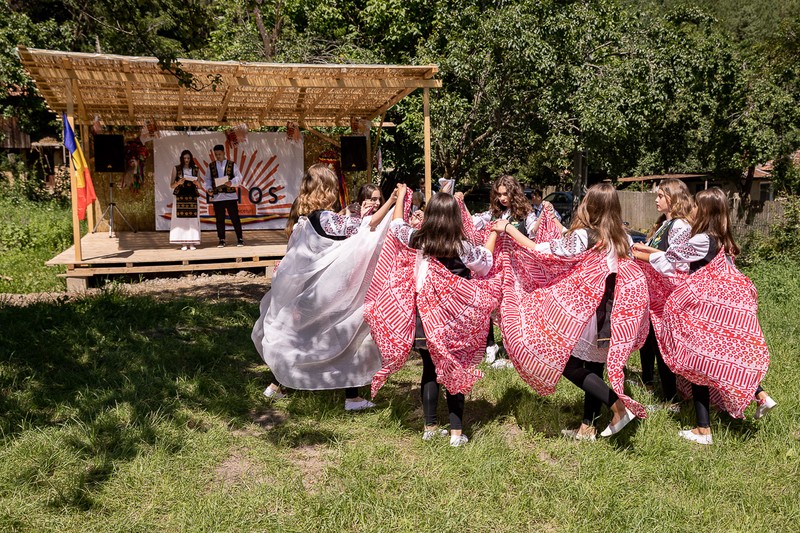 Ansamblul Asociaţiei Helios din Brăneşti a dat un spectacol la Aluniş