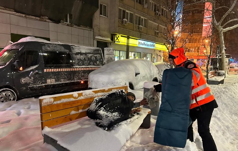Cum poți ajuta oamenii fără adăpost în zilele geroase. Care sunt centrele comunitare din București unde aceștia pot primi hrană și căldură