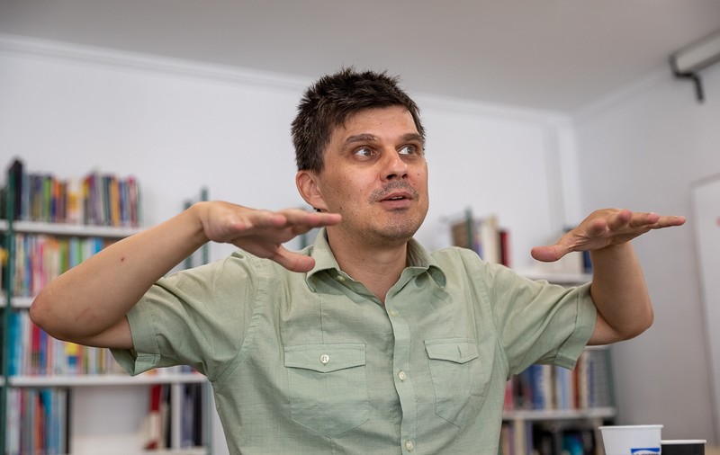 Regizorul Bogdan Apetri, premiat la TIFF: „Scopul unui film nu este să educe. Spectatorului trebuie să-i produci șocuri electrice neuronilor”