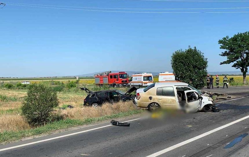 Pasagerii din dreapta din două mașini care s-au lovit duminică de dimineață la ieșirea din Buzău au murit
