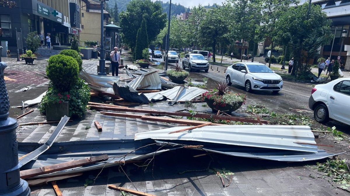 Mai multe acoperișuri au fost smulse de vânt și aruncate n stadă, în timp ce mașinile se deplasează în coloană prin centrul orașului Sinaia, 9 iulie 2025
