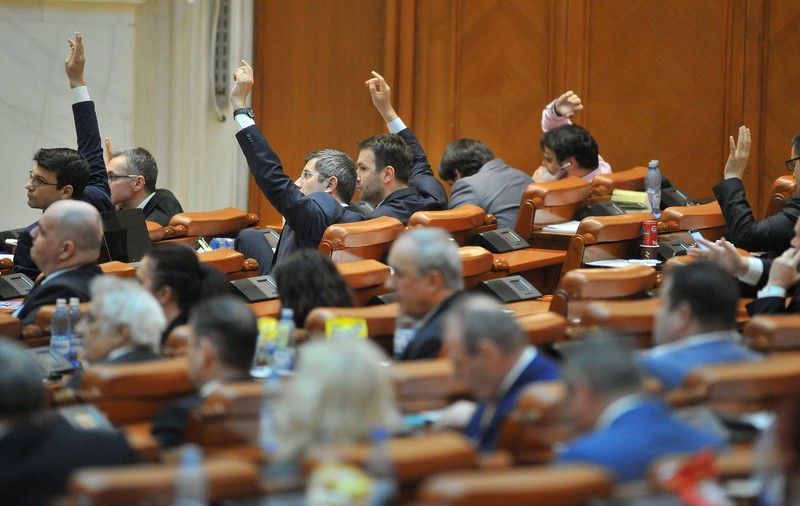Moțiune simplă împotriva lui Carmen Dan. Protestele din 10 august, contre între Putere și Opoziție