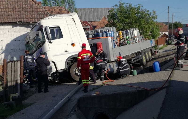 TIR încărcat cu butelii, implicat în accident pe DN 17