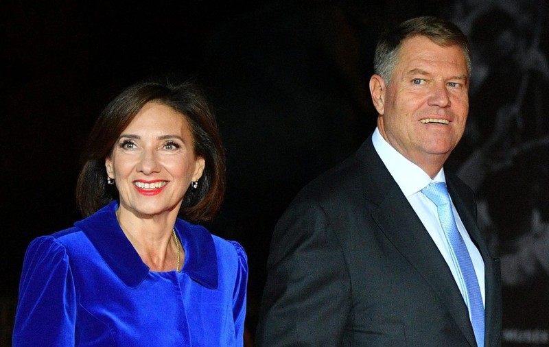 Cum și-a făcut Carmen Iohannis apariția la secția de votare din Sibiu. L-a ținut de mână pe Klaus Iohannis