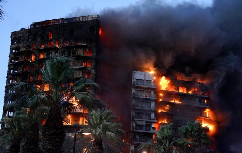 Nu sunt români printre victimele incendiului din Valencia, anunţă MAE
