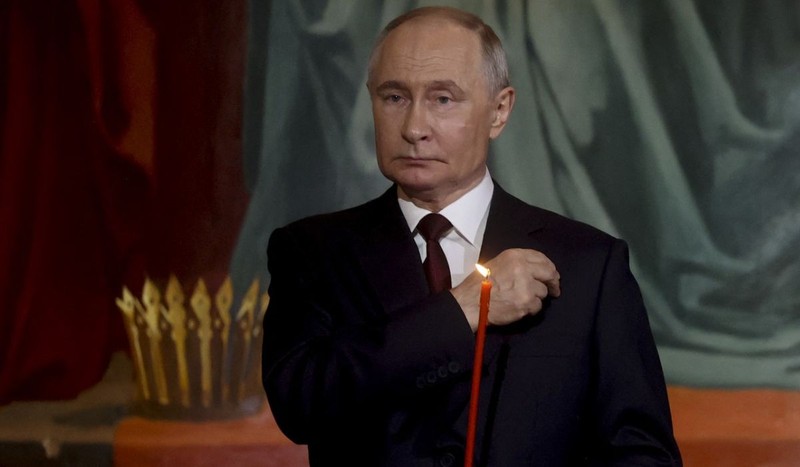 Președintele rus Vladimir Putin se închină la slujba de Paște de la Moscova Foto: Profimedia Images