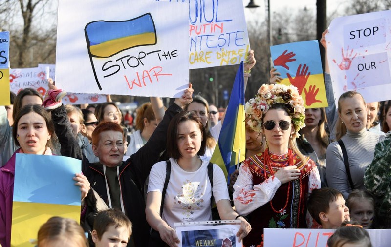 Protest în fața Ambasadei Rusiei la București. Refugiați ucraineni, printre manifestanți