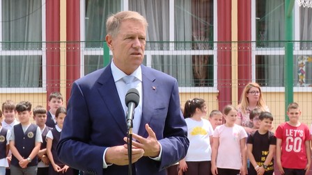 Klaus Iohannis în timpul discursului de la Școala nr. 11 din Buzău. Captură foto via Administrația Prezidențială.