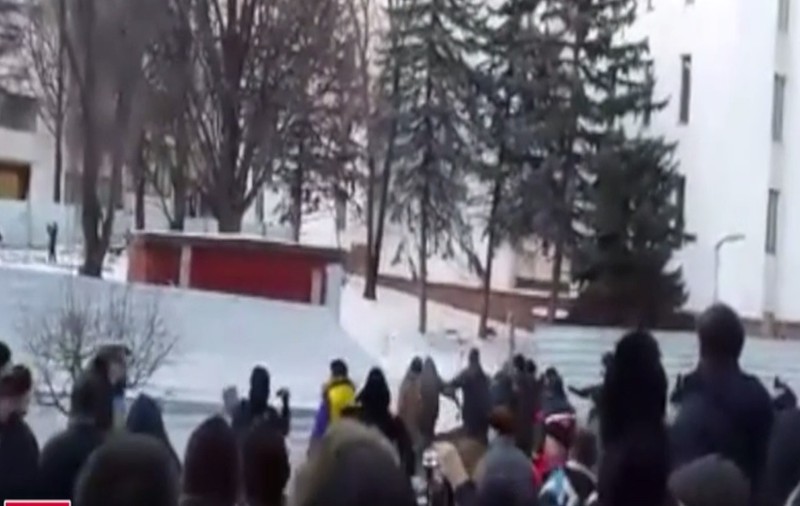 UPDATE | Republica Moldova fierbe. A doua zi de proteste în Chișinău. Mii de persoane au ieșit în stradă, împotriva învestirii Guvernului Filip