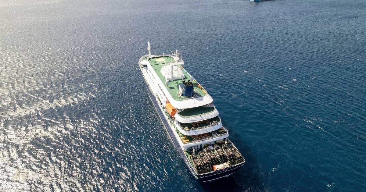 fotografie aeriană prezintă o vedere generală a navei de croazieră MV Hondius staționată în largul portului Praia, capitala Capului Verde, pe 3 mai 2026. Un focar de „boală respiratorie acută severă” la bordul unei nave de croazieră în Atlantic a făcut ca două persoane să moară și o a treia să fie internată la terapie intensivă în Johannesburg, a anunțat Ministerul Sănătății din Africa de Sud pe 3 mai 2026.