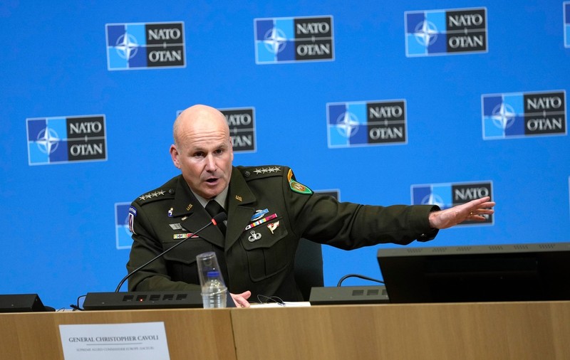 Comandantul trupelor NATO din Europa susține că avioanele F-16 și rachetele cu rază mai lungă de acțiune ar putea ajuta Ucraina să învingă Rusia