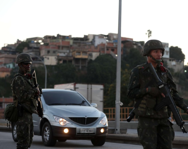 VIDEO| Peste 5.000 de soldați brazilieni au intrat în favelele din Rio pe fondul violențelor izbucnite aici