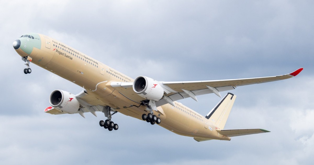 În imagine apare un Airbus A350-1000ULR aflat în zbor, varianta special dezvoltată pentru proiectul „Sunrise” al companiei aeriene Qantas. Aeronava este concepută pentru curse ultra-lungi și va putea opera zboruri fără escală între Australia și Europa, inclusiv pe ruta Sydney–Londra.